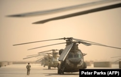Američki vojnik prolazi pored niza helikoptera Chinook u vazdušnoj vojnoj bazi Kandahar na jugu Afganistana.