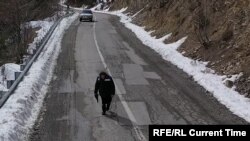 خانم ژالاییف بخشی از مسیر راه را پیاده طی می‌کند.