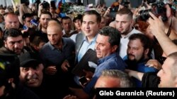 Saakashvilini Borispol hava limanında yüzlərlə tərəfdarı qarşılayıb