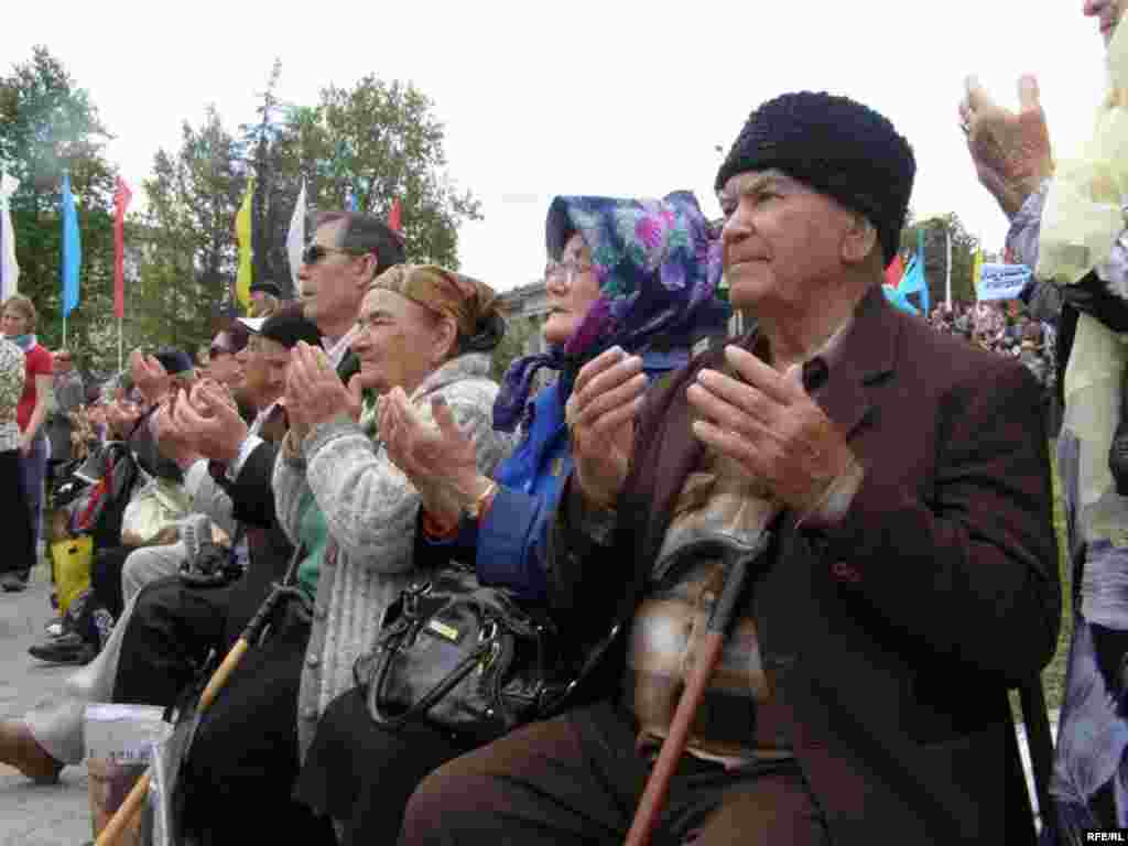 18 май көнне Кырым шәһәрләрендә матәм чаралары, Акмәчетнең үзәк мәйданында бөтенкырым митингы үтте.