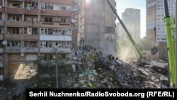 Пошукова операція на місці частково зруйнованого дев’ятиповерхового будинку в Дарницькому районі Києва триває