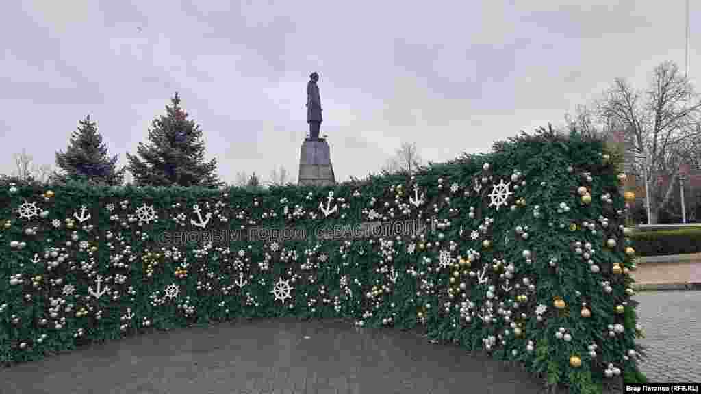 Праздничная фотозона к Новому году в Севастополе у главной новогодней елки города