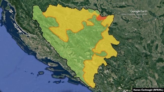 A két fő boszniai állami entitás, a sárga a boszniai Szerb Köztársaság, a zöld pedig Bosznia-hercegovinai Föderáció. A piros a Brčkói Körzet, egy még különlegesebb jogállású terület.