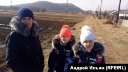 Жительница Стеклянухи Валентина Пронина с двумя дочерьми. Урожай с огорода – основа рациона их семьи