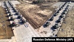 Россия стянула десятки тысяч военных к границе Украины и в аннексированный Крым