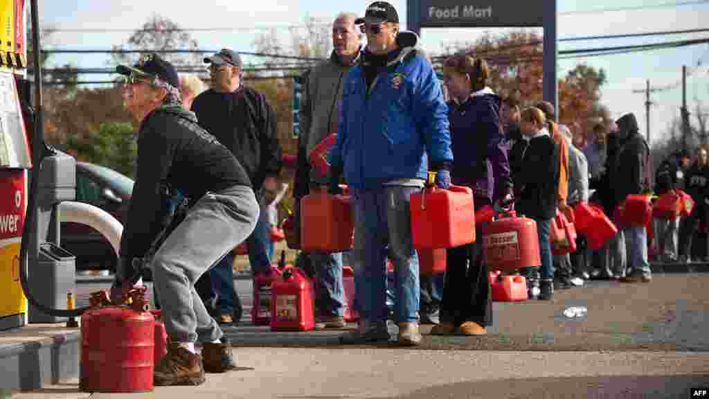SAD - Čekanje u redu za gorivo, New Jersey, 1. novembar 2012. Foto: AFP / Andrew Burton
