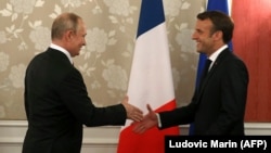 Fransiýanyň prezidenti Emmanuel Makron (sagda) we Russiýanyň prezidenti Wladimir Putin iýunda Osakda geçirilen G-20 sammitinde duşuşýarlar.