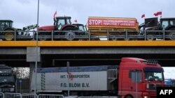 პოლონელი ფერმერები თებერვლიდან მართავენ საპროტესტო აქციებს უკრაინიდან სოფლის მეურნეობის პროდუქციის უკონტროლო ექსპორტის წინააღმდეგ. 