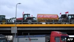 Fermerët polakë duke bllokuar një autostradë që lidh Varshavën dhe qyteza tjera polake me Ukrainën.