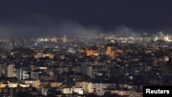 Дим се издига над южните покрайнини на Бейрут след израелска атака на 2 март, 2026 г.
