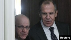 Министр иностранных дел России Сергей Лавров со своим алжирским коллегой Мурадом Меделси,
13 декабря 2011