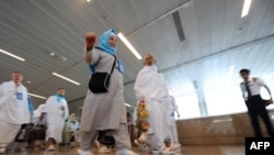 Паломники прибывают в аэропорт Джидды