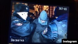 Полицейские задерживают Алексея Навального. Москва, 30 декабря 2014 года.