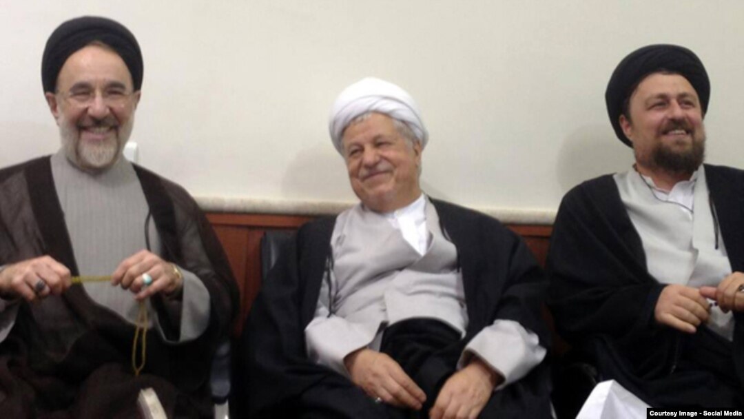 حسن خمینی (سمت راست) در کنار اکبر هاشمی رفسنجانی و محمد خاتمی