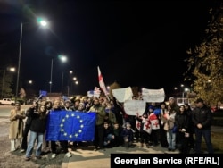 აქციის მონაწილეები ყვარელში საქართველოს და ევროკავშირის დროშებით იყვნენ შეკრებილები.