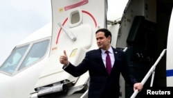 Američki državni sekretar Marco Rubio ukrcava se u avion na kraju posjeta Italiji i Vatikanu 8. maja.