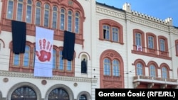 Ilustrativna fotografija, crvena šaka, simbol studentskih protesta, istaknuta na blokiranoj zgradi Rektorata Univerziteta u Beogradu, 6. januara 2025.