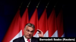 Comisie Europeană critică de mai multă vreme acțiunile de limitare a libertății presei și a altor valori democratice din Ungaria condusă de Viktor Orbán.