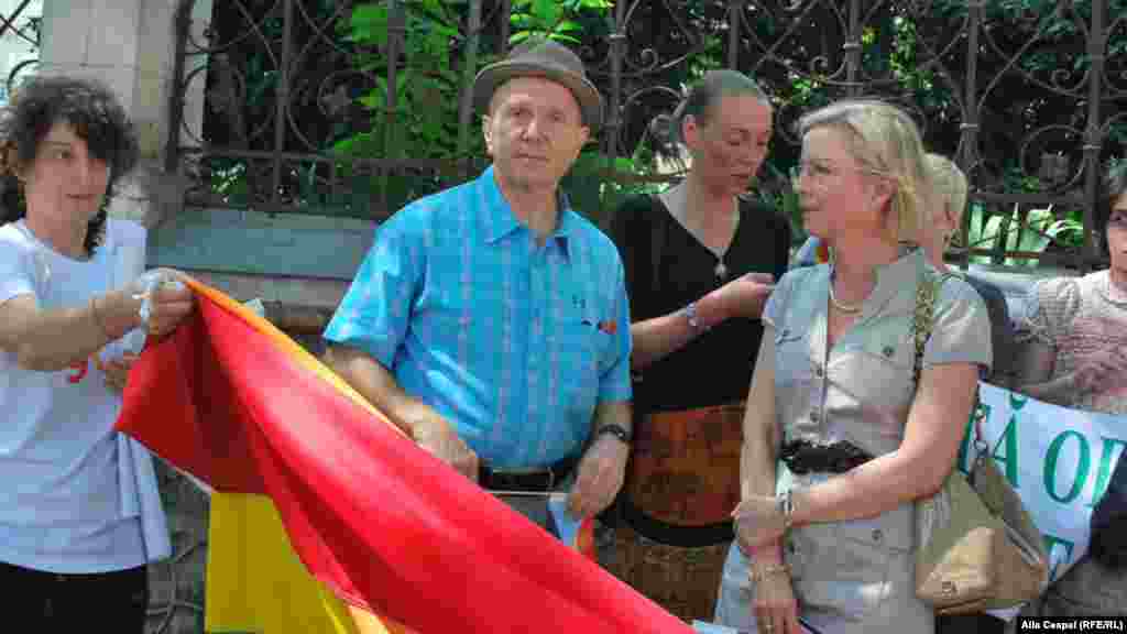 Ambasadorul american William Moser (centru) și ambasadoarea suedeză Ingrid Tersman dreapta) la marșul LGBT de la Chișinău.