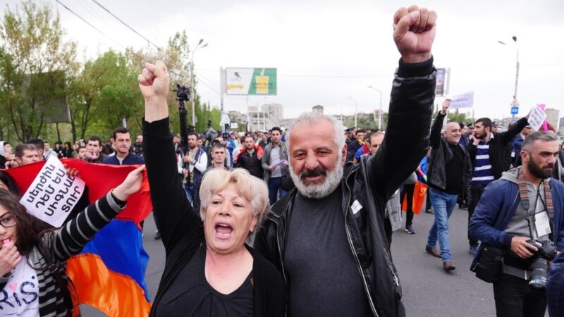Продолжуваат апсењата на протестите на опозицијата во Ерменија 