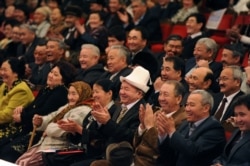 Шакебиз өзүнүн 60 жылдыгына арналган жыйында. Бишкек. 26-февраль, 2011-жыл.