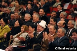 Шакебиз өзүнүн 60 жылдыгына арналган жыйында. Бишкек. 26-февраль, 2011-жыл.