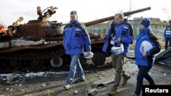 Представники Спеціальної моніторингової місії ОБСЄ в Україні в зоні конфлікту на Донбасі