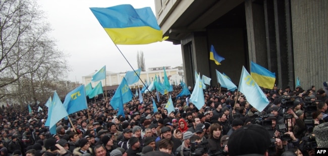 Многотысячный митинг в поддержку территориальной целостности Украины, созванный Меджлисом крымскотатарского народа. Симферополь, 26 февраля 2014 года