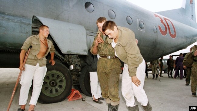 Раненых российских военных эвакуируют из Грозного. Август, 1996 г.