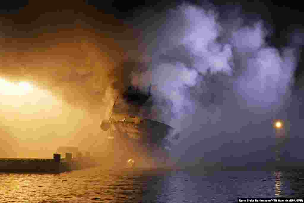 A Russian fishing trawler, the Bukhta Naezdnik, burns in the harbor of Tromso in Norway on September 25. (epa-EFE/Rune Stoltz)