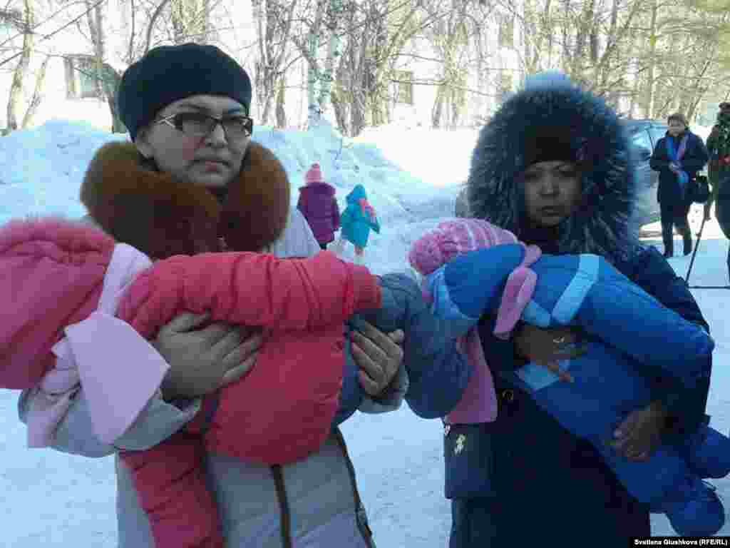 12 наурызда Астананың Сарыарқа аудандық сотында «Махаббат» кешенінде тұратын бір отбасының баспанадан шығару мерзімін шегеруді сұрап берген шағымы қаралды. Арыз иелерін қолдау үшін кішкентай балаларын ертіп сотқа өзге тұрғындар да келді. Олардың арасында өткен аптада «ҚазМедиа Орталығы» алдында наразылық шарасын өткізбек болған әйелдер мен балалар да бар. Ол жолы полицейлердің 30-дан аса баланы ересектермен бірге автобусқа тиеп әкетіп, бірнеше сағат бөлімшеде ұстағаны әлеуметтік желілерде билік органдарының әрекетіне наразылық туғызған еді.