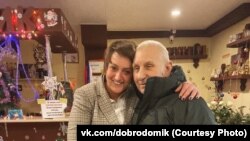 Совладелица кафе "Добродомик" Александра Синяк с поcетителем