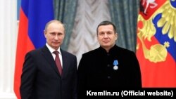 Президент РФ Владимир Путин и телеведущий Владимир Соловьев