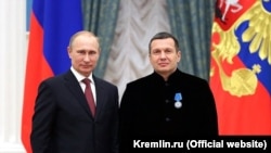 Президент РФ Владимир Путин и телеведущий Владимир Соловьев
