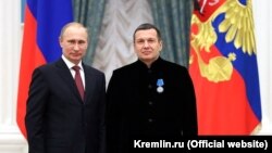 რუსეთის პრეზიდენტი ვლადიმირ პუტინი (მარცხნივ) ტელეწამყვან ვლადიმირ სოლოვიოვთან (მარჯვნივ) ერთად.