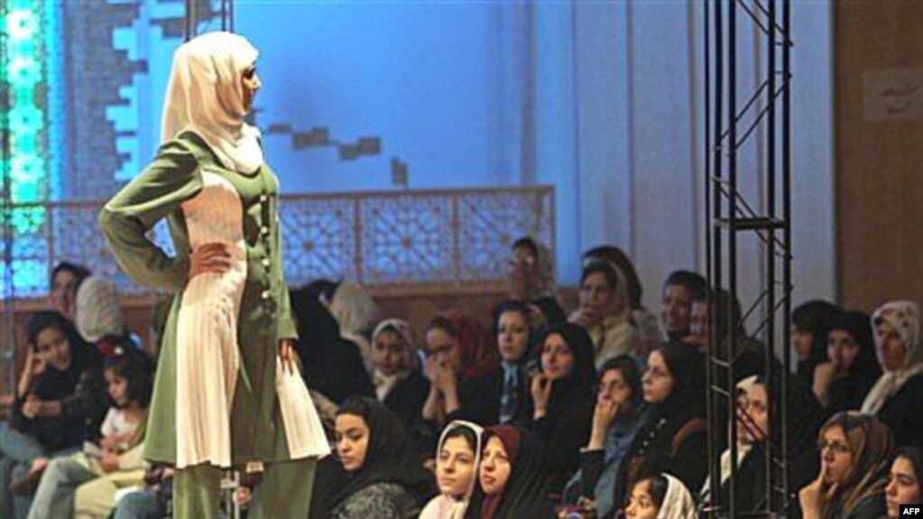 تصویر مربوط به یک شوی پوشش اسلامی که مورد تایید جمهوری اسلامی ایران است