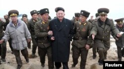 Lideri verikorean, Kim Jong-Un , gjatë vizitës në një bazë ushtarake.