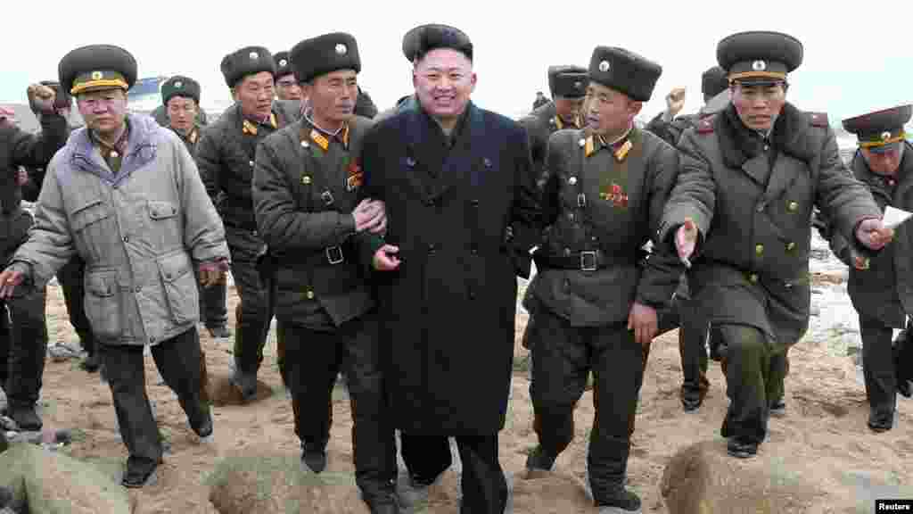 Солтүстік Корея президенті Ким Чен Ын сарбаздар арасында.