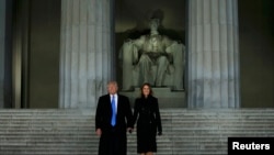تصویری از حضور دونالد ترامپ و همسرش در بنای یادبود لینکلن