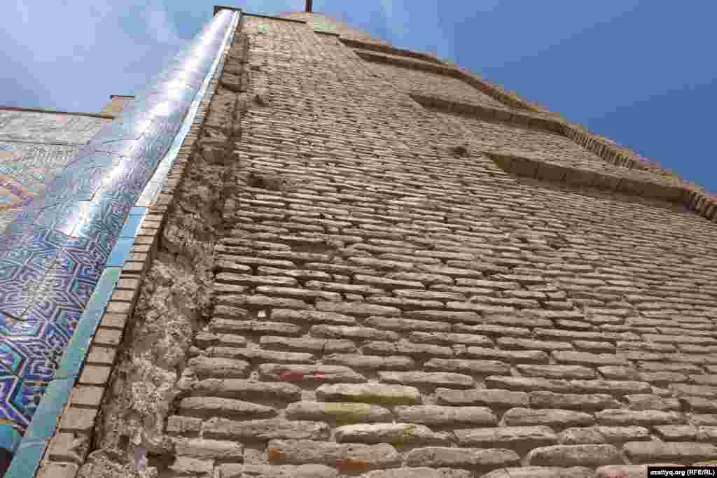Стена мавзолея Ходжи Ахмета Яссауи.