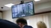 Надзея Саўчанка на экране відэасувязі са сьледчага ізалятара падчас судовага паседжаньня ў Маскве 25 лютага