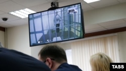 Надзея Саўчанка на экране відэасувязі са сьледчага ізалятара падчас судовага паседжаньня ў Маскве 25 лютага