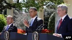 U.Ss President Barack Obama (center) with Canadian Prime Minister Stephen Harper (right) and Mexican President Felipe Calderon (left) during a joint news conference at the White House in Washington.