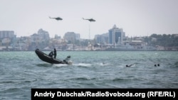 Морські прикордонники відпрацьовують біля Одеси безпарашутне десантування з гелікоптера у відкрите море (фото ілюстративне)