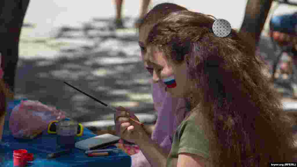 Симферопольцам предлагают разрисовать себя в цвета российского флага
