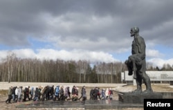 Один из наиболее известных в Беларуси мемориалов, посвященных жертвам нацистской оккупации - на месте уничтоженной в годы Второй мировой деревни Хатынь недалеко от Минска