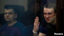 Оппозиционер Алексей Навальный (справа) и предприниматель Петр Офицеров в зале суда. Киров, 19 июля 2013 года. 