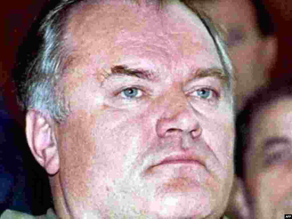 Ratko Mladic la sesiunea parlamentului autoproclamatei republici a sârbilor din Bosnia, Pale, noiembrie 1995