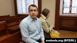 Павал Севярынец з жонкай у судзе 2 кастрычніка