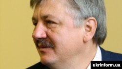 Ім’я експосадовця не називають, проте обставини вказують на колишнього заступника секретаря РНБО та колишнього віцепрем’єра України Володимира Сівковича